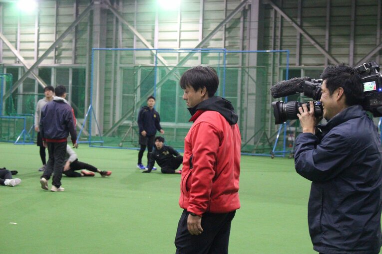 部員たちのトレーニングを見る安田監督。この日はテレビの取材も　©NumberWeb