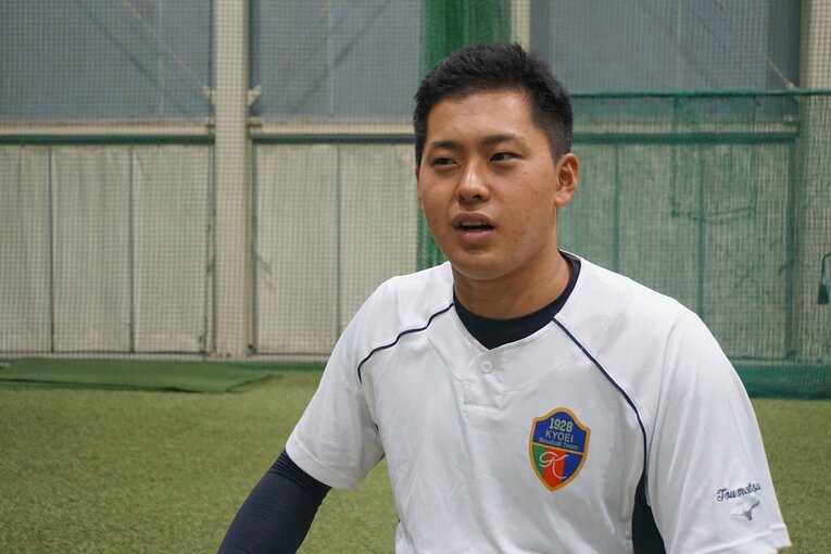 インタビューに応じる東松　©Kei Nakamura