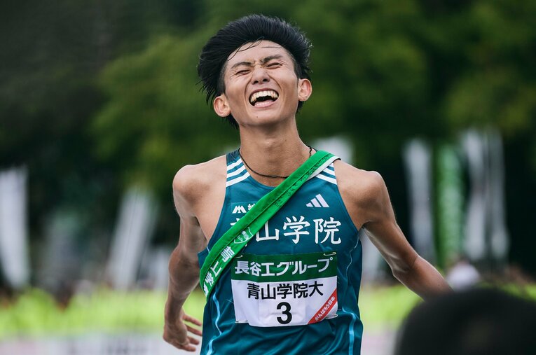 全日本大学駅伝で2位に入った青学大。写真は中大、國學院大とのアンカー勝負までもつれた三つ巴の2位争いに先着した田中悠登　 ／ photograph by Yuki Suenaga