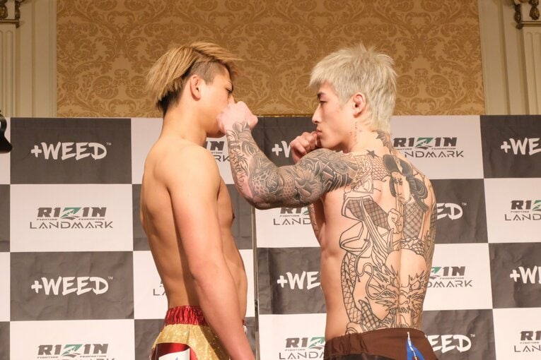 公開計量で対峙した平本（右）と鈴木千裕（クリックすると試合写真34枚をご覧になれます）　©Norihiro Hashimoto