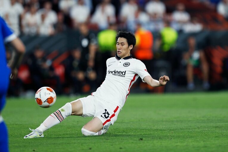 鎌田大地の号泣と“日の丸スパイク”に思い出す4年前の「カタールW杯には絶対出たいですよ」 長谷部誠とのEL優勝写真に“秘められた熱量”とは(34)