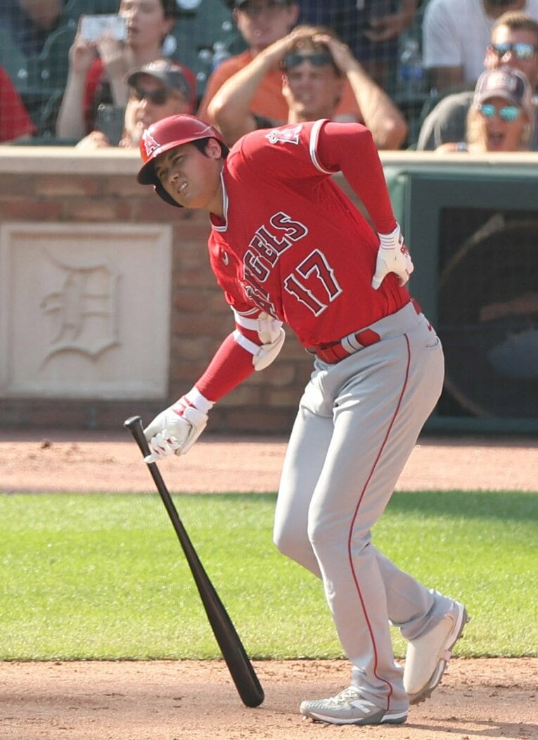 伝説のダブルヘッダーでホームランを放ったものの、“左わき腹を抑える大谷”　©JIJI PRESS