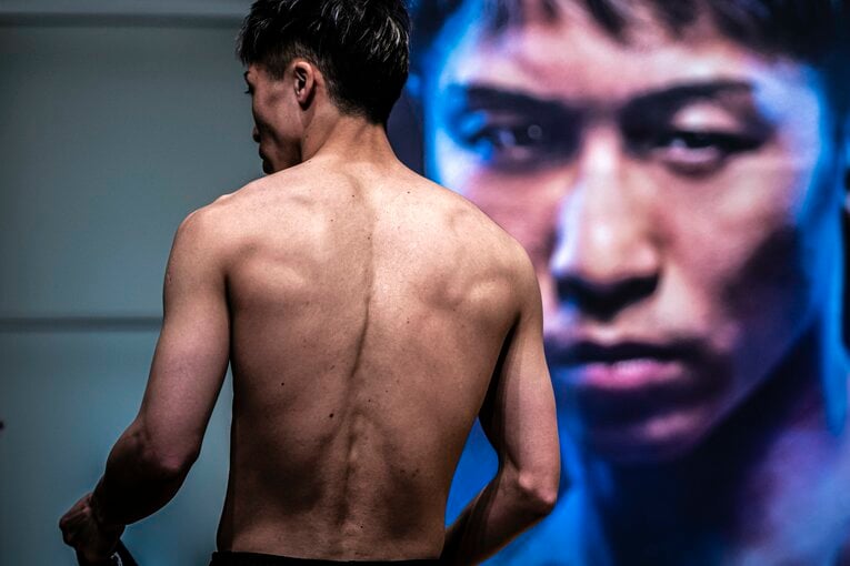 筋肉が浮き上がった井上尚弥の後ろ姿　©Takuya Sugiyama