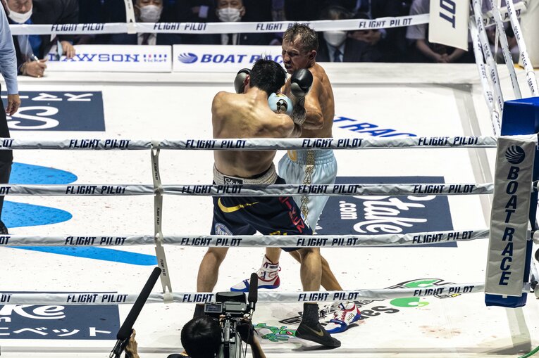 第8ラウンド、再びロープ際に追い詰められる村田　©Takuya Sugiyama