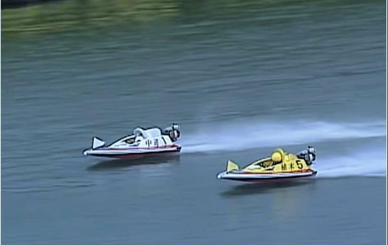 1995年の第10回グランプリ優勝戦。植木通彦と中道善博のデッドヒート（提供：BOAT RACE振興会）