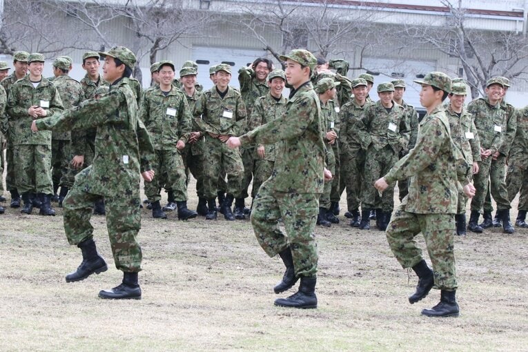 行進の訓練。序盤はまだ笑顔も見られたが…　©︎Takahito Ando