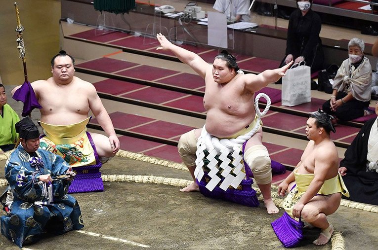 秋場所初日に横綱土俵入りをする照ノ富士。武蔵川親方によると「横綱の綱は10キロくらいある」という ／ photograph by KYODO