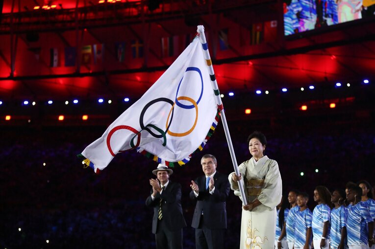 2016年リオ五輪の閉会式で五輪旗を受け取った小池百合子東京都知事　©Getty Images