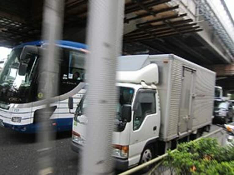 24時間365日ゴーゴーと大量のクルマが走る「246」。通勤時には、自転車も非常に多く走っている