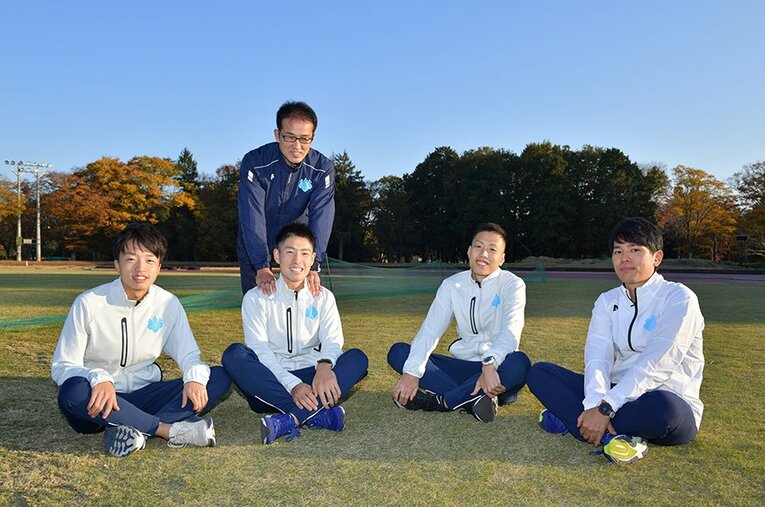 2年連続の箱根駅伝出場を目指した弘山駅伝監督と選手たち。左から、猿橋、大土手、西、上迫 ／ photograph by Hideki Sugiyama