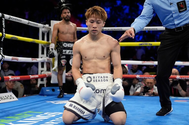 2回、カルデナスの力強い左フックを受けてダウンを喫した井上尚弥 ／ photograph by AP/AFLO