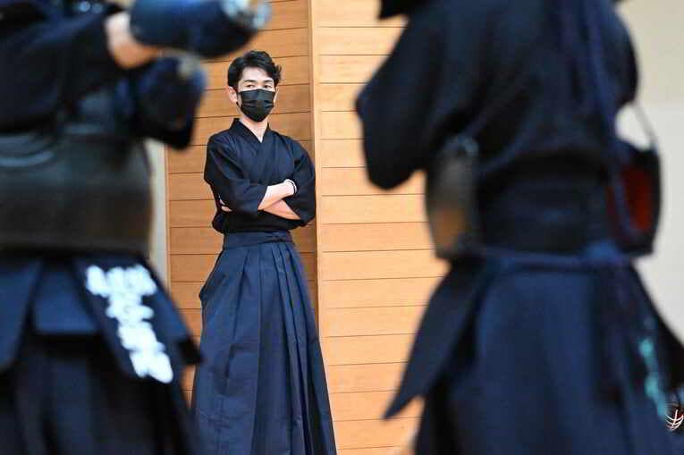 活動を見守る戸崎総代表　©Keiji Ishikawa