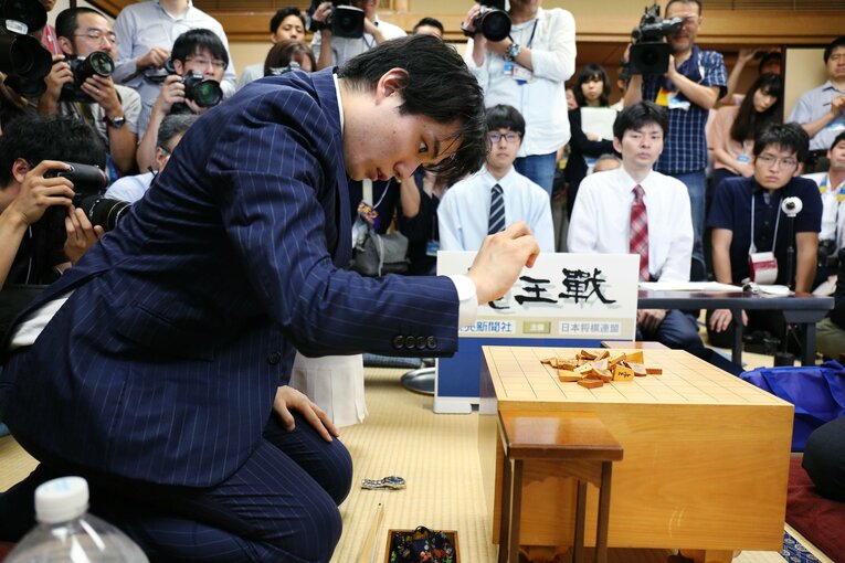 2017年7月、藤井聡太四段の連勝を「29」で止めた佐々木勇気五段　©JIJI PRESS