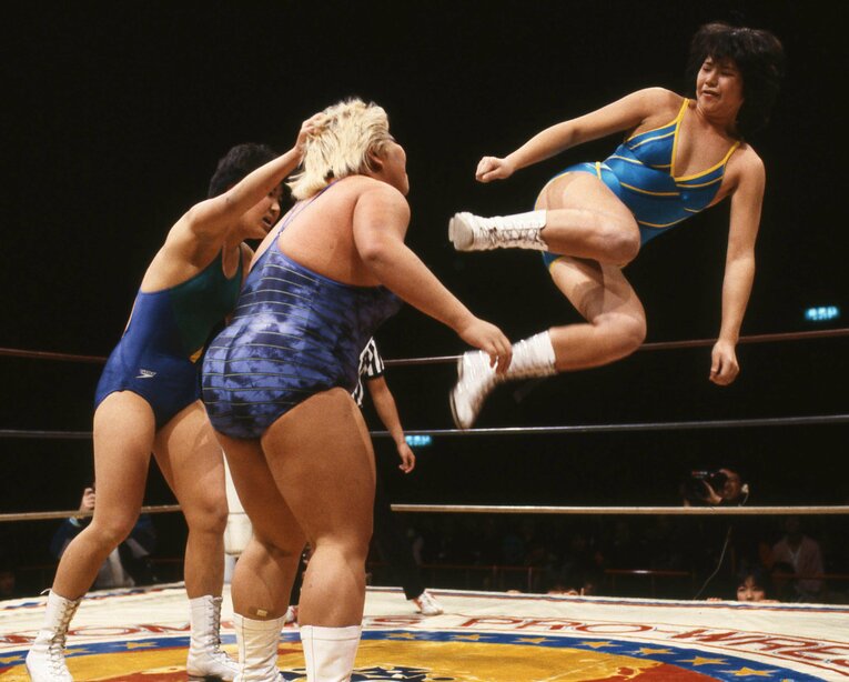 宇野久子（北斗晶）が坂本あけみを押さえ、西脇がドロップキック　©東京スポーツ新聞社