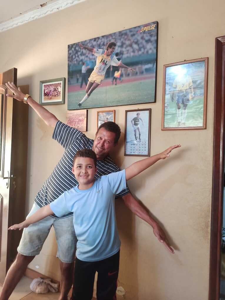 孫のロレンゾくん（7）と「飛行機ポーズ」（1／2枚目） ©Hiroaki Sawada