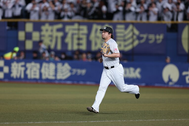 毅然とマウンドに向かう澤村　©︎Chiba Lotte Marines
