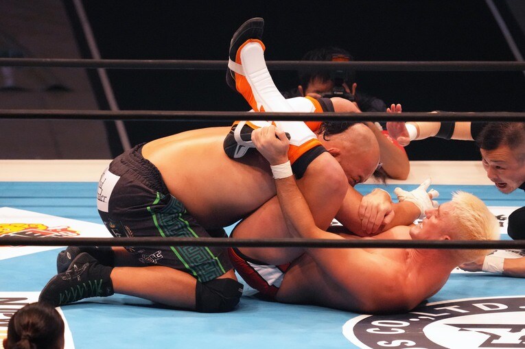 ザックの三角絞め　©Essei Hara