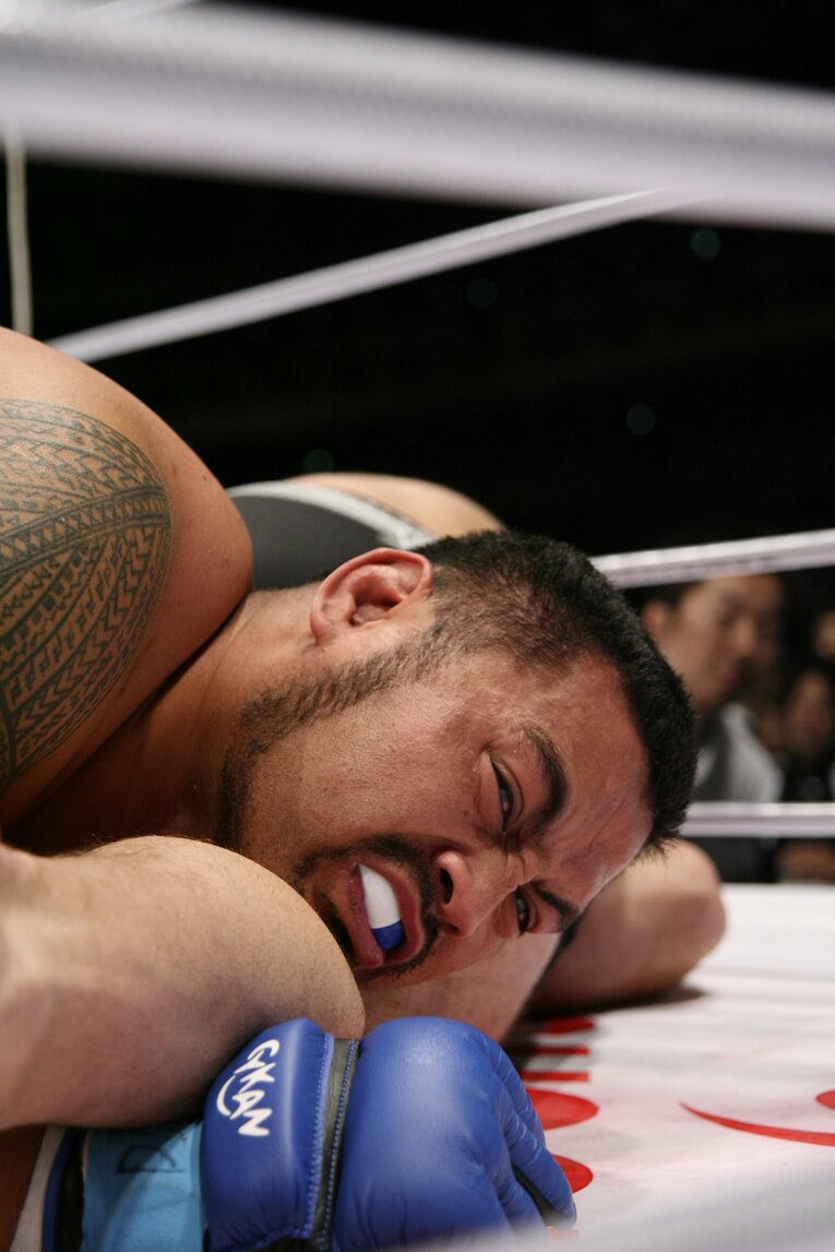 グラウンドで苦悶の表情を浮かべるマーク・ハント　©Toshiya Kondo