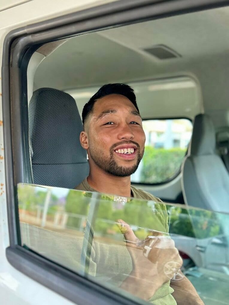 2024年11月、待ち合わせ場所へ車でやってきた内藤律樹　©Kokou Sekine