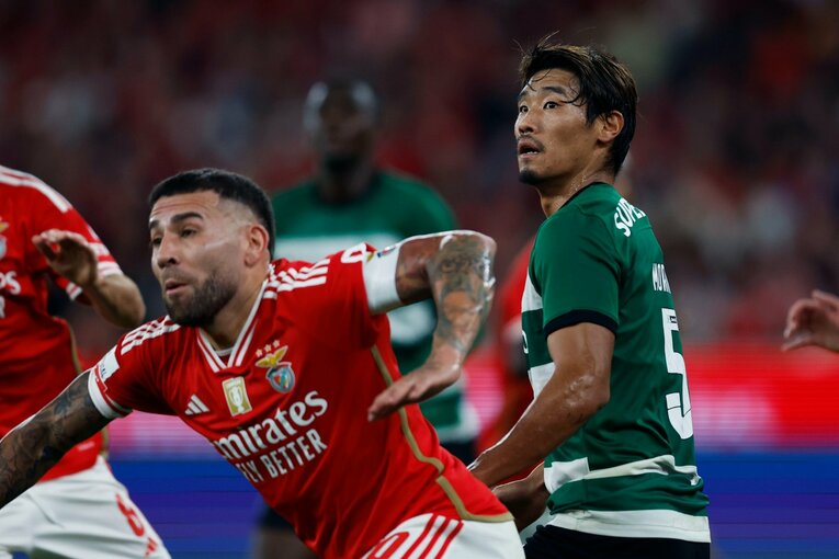 オタメンディとやりあう守田　©Daisuke Nakashima