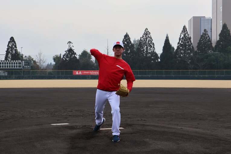 投球フォームは元プロらしい本格派　©Fumi Sawai