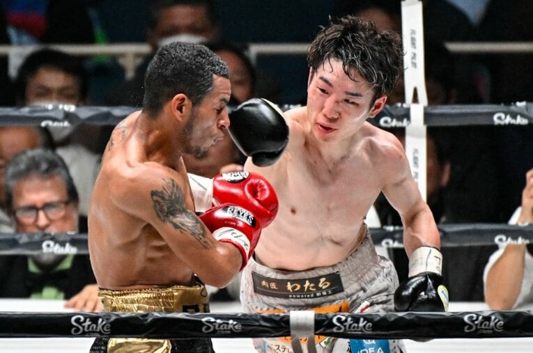 挑戦者のカルロス・カニサレスを攻める王者・寺地拳四朗。ダウンの応酬となった激闘は、僅差の判定で寺地に軍配が上がった ／ photograph by Hiroaki Yamaguchi