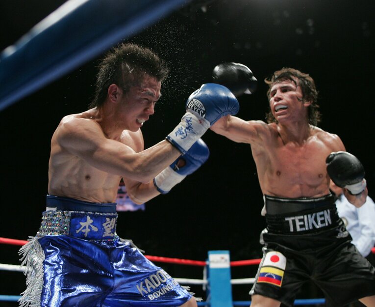 豪腕を振り回して本望信人に圧力をかけるエドウィン・バレロ　©JIJI PRESS