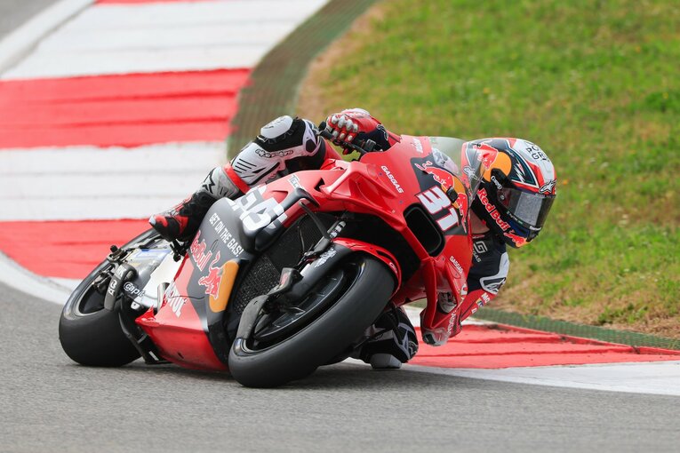 ドゥカティ勢に負けないスピードを持つアコスタの走り　©Satoshi Endo