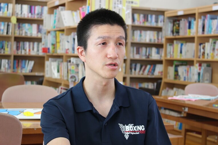 羽水高校の図書室でインタビューに応じる柏崎刀翔　©Number Web