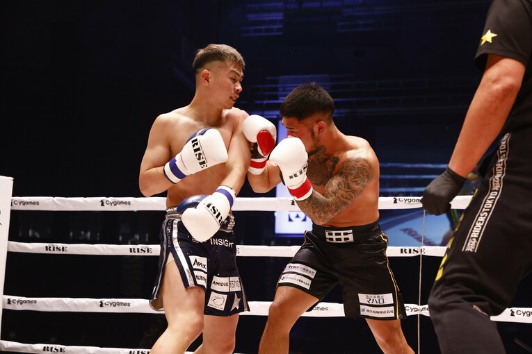 通常のボクシンググローブに戻った中村寛戦でも、激しい殴り合いを制してファンを沸かせた　©RISE