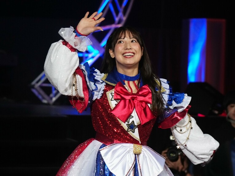 ファンの声援に応える荒井優希　©Essei Hara