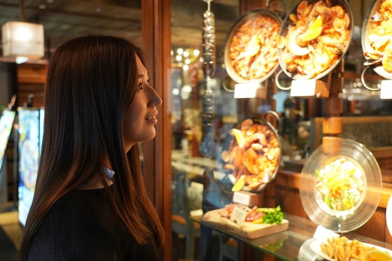 スペイン料理店の食品サンプルを見つめる　©Essei Hara