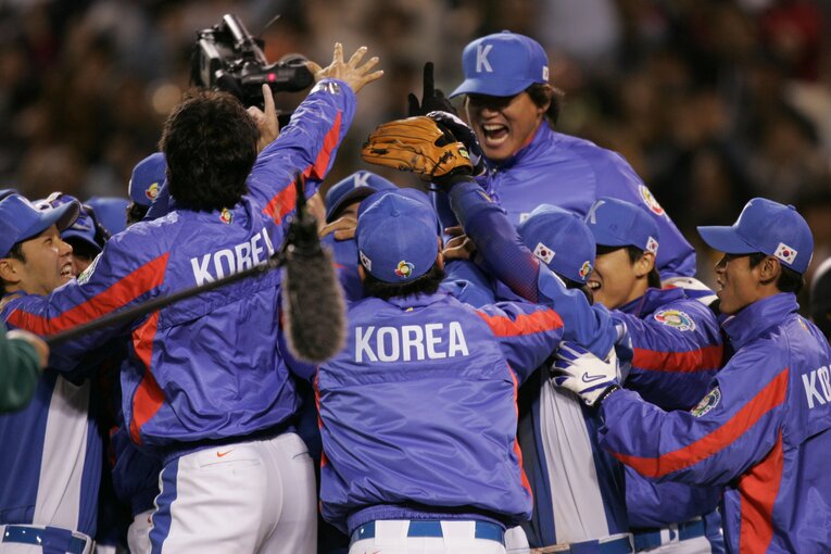 大歓喜の韓国選手たち　©Naoya Sanuki