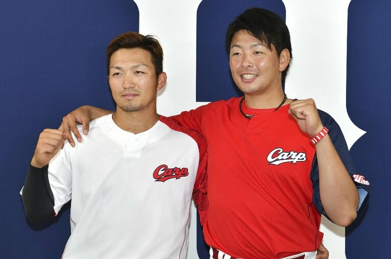 新キャプテンに就任する鈴木誠也（左）と大瀬良大地（右）。鈴木は5年連続で打率3割超を達成し昨季チームトップの成績。大瀬良は怪我の影響で防御率4.41と苦戦するも3年連続の開幕投手を目指す ／ photograph by KYODO