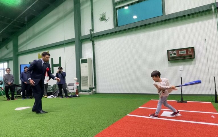 バッターボックスに立つ息子の嶺雄（れお）くんにボールを投げる菊池投手　©︎Ayako Oikawa