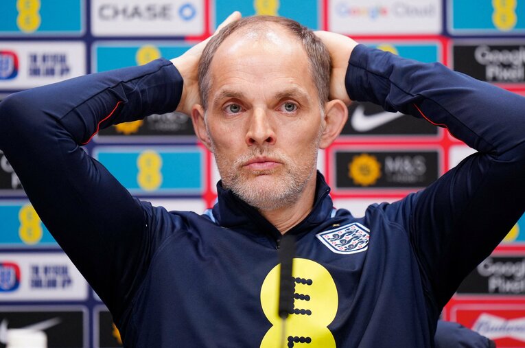 日本に敗戦した直後の記者会見。頭を抱えるイングランド代表トーマス・トゥヘル監督 ／ photograph by AFLO