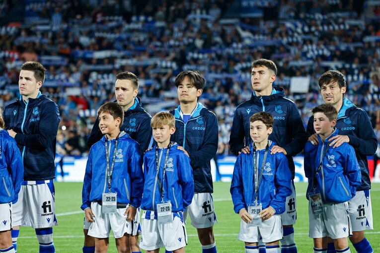 「久保建英がスペイン紙の一面に！」子供サポ「タケが決めるよ」予言通りマドリーを圧倒“ソシエダの熱狂”は翌日も…カメラマンは見た(8)