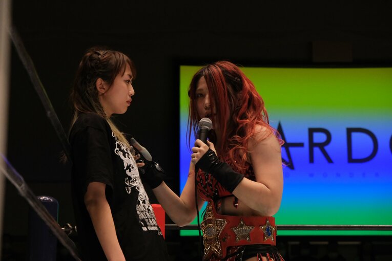 上谷沙弥（左）