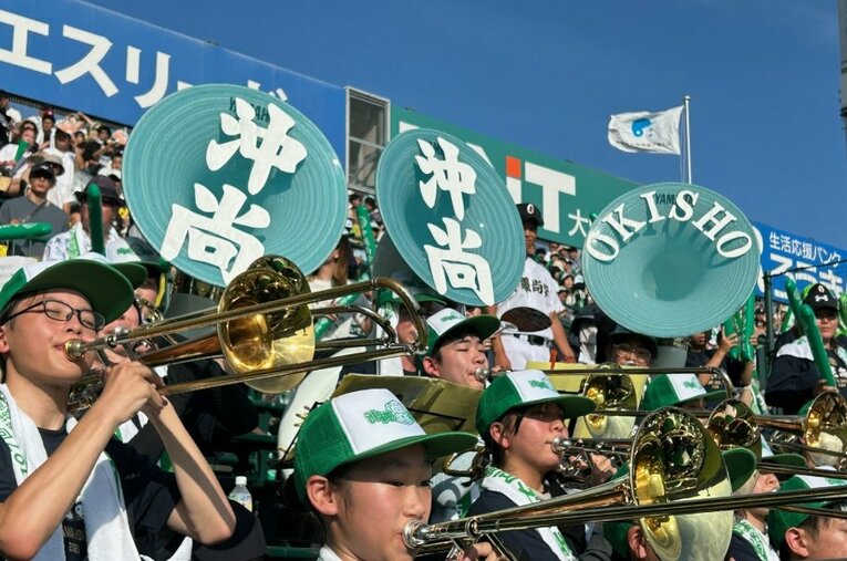 甲子園の沖縄代表・沖縄尚学を応援する市立尼崎吹奏楽部 ／ photograph by Yukiko Umetsu