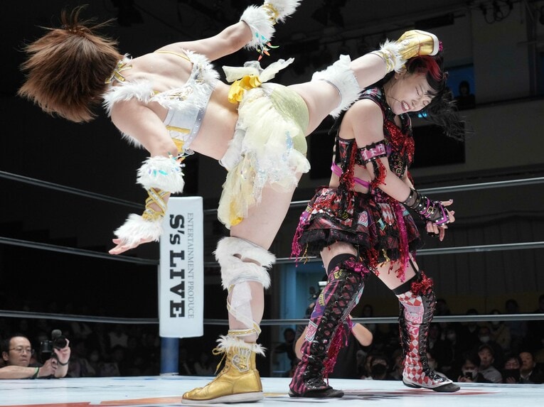 なつぽいのハイキックを浴びる伊藤麻希。3月31日、後楽園ホール　©Essei Hara