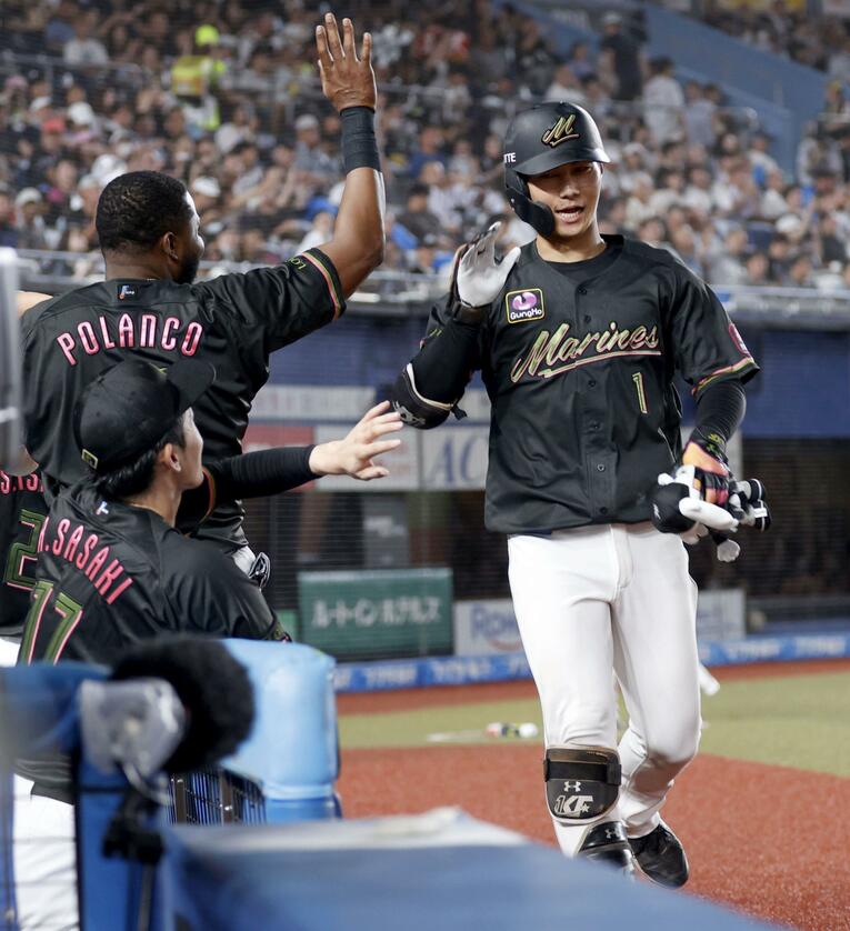 本塁打を放ちベンチの祝福を受ける藤原　©︎KYODO