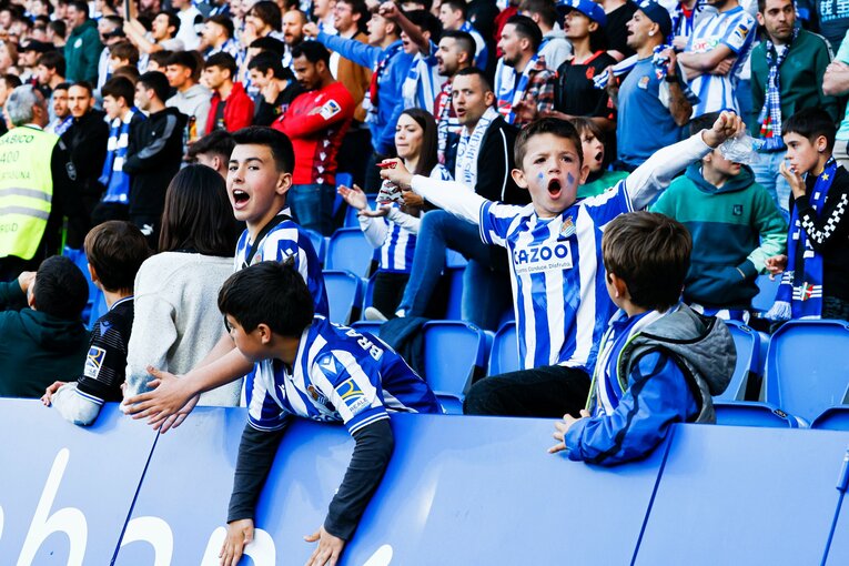 「クボはノルマル（普通）よ」辛口おばあちゃんにバルで遭遇も…カメラマンが撮った久保建英21歳の“軽快ドリブル＋母・祖母のような愛”(17)