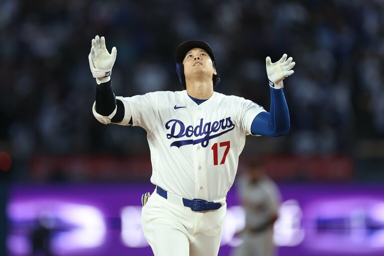 久々のホームランに思わず天を見上げた　©Getty Images