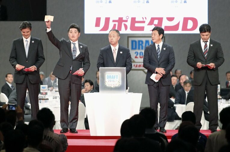 6年前のプロ野球ドラフト会議。写真は5球団が1位指名で競合した、創価大の田中正義投手を引き当てたソフトバンクの工藤公康監督（当時、左から2人目） ／ photograph by KYODO