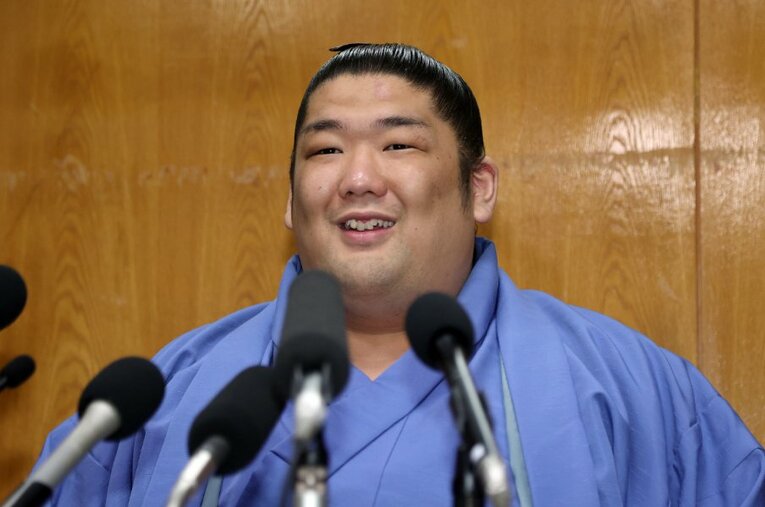 春場所で110年ぶりの新入幕での優勝を成し遂げた尊富士（24歳）。14日目に右足首の靭帯を損傷し、一時は千秋楽出場も危ぶまれていた ／ photograph by JIJI PRESS