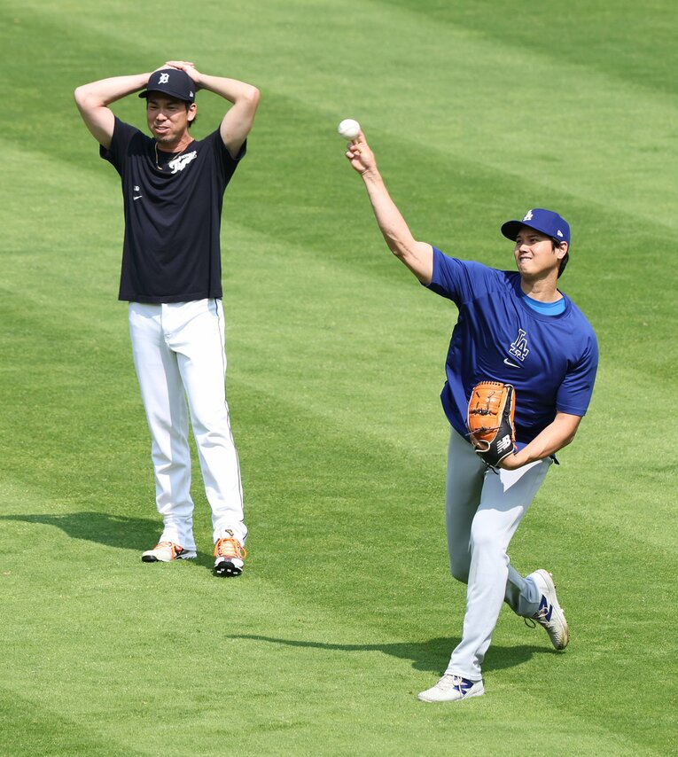試合前にキャッチボールしながら前田と談笑する大谷　©JIJI PRESS