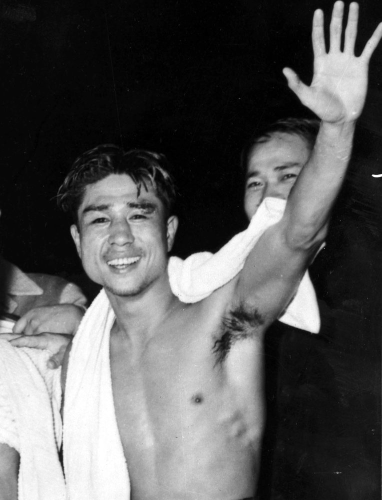 1952年5月、世界フライ級チャンピオンになった白井義男。これが日本ボクシング統一に大きな役割を果たした