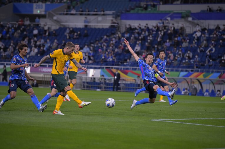 オーストラリアの攻勢に耐える吉田麻也ら日本のDF陣　©JMPA