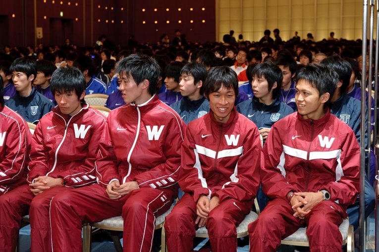 第87回箱根駅伝で総合優勝し、表彰式に臨む早稲田大学の（右から）大迫傑、平賀翔太、矢澤曜、前田悠貴　©Bungeishunju