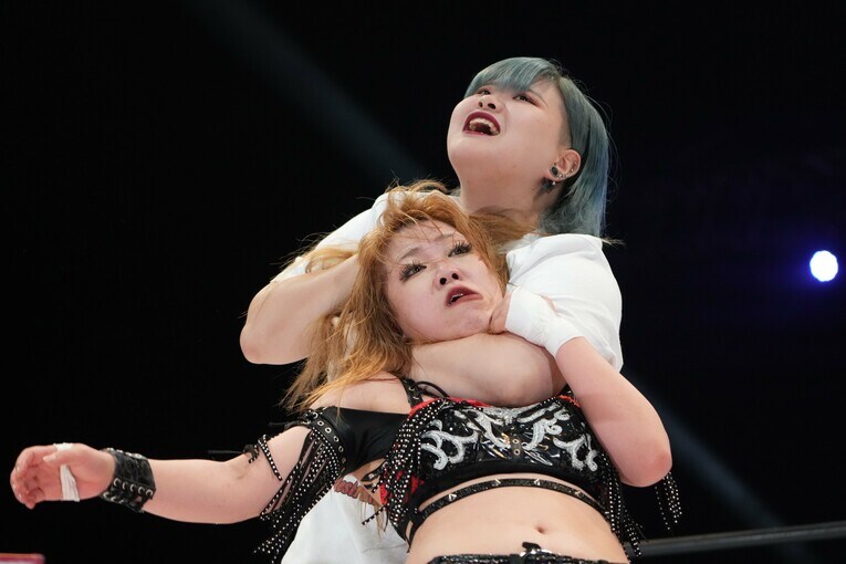 乱入してきたプロミネンスの柊くるみに絞められる鈴季すず